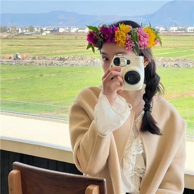 国民男神机场牵手女助理，本人沉默不回应，一夜之间引热议